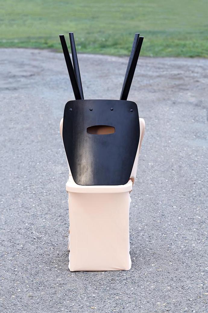 Autorem židle z 60. let, kterou si pro přeměnu vybral designér Ondřej Lalák, je František Jirák. „S respektem k jeho práci jsem se rozhodl zvolit přístup co nejméně přidat a co nejméně ubrat. Židli jsem zrestauroval a oblékl ji do nového kabátu – doplnil jsem chybějící polstrování a nastříkal ji na černo termochromickou barvou. Ta uživateli umožní spatřit, jak židle vypadala původně, neboť při 30° C, tedy při doteku lidského těla, se barva na židli stává transparentní. To ji svým způsobem konzervuje. Mým úmyslem je vzdát hold designérovi, připomenout si ho a vytvořit jakousi pietu,“ vysvětluje Ondřej Lalák.
