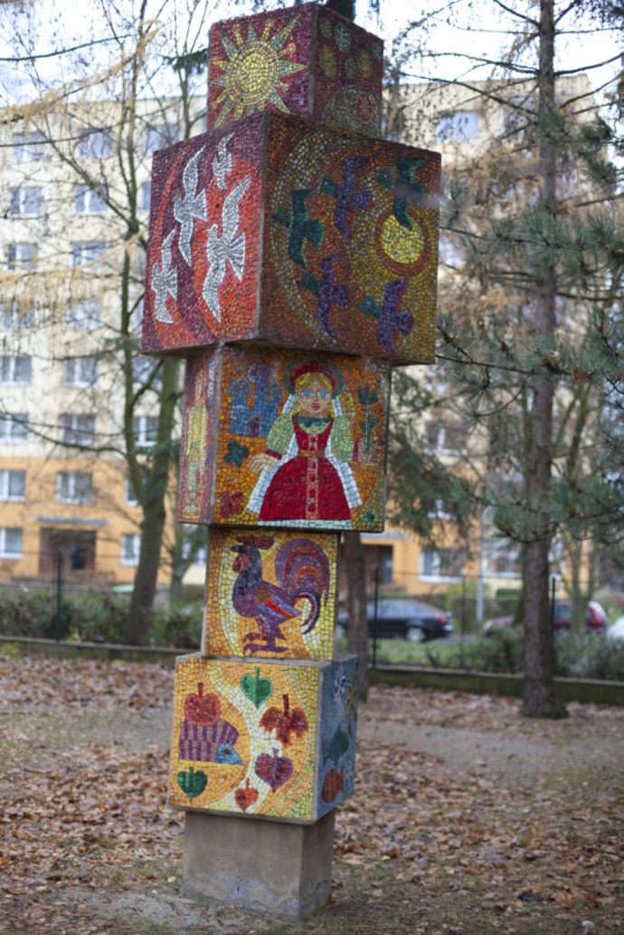 Skleněné mozaiky Miroslava Houry jsou pestré, veselé a najdete je ve školách a školkách. Tahle je z roku 1976.
