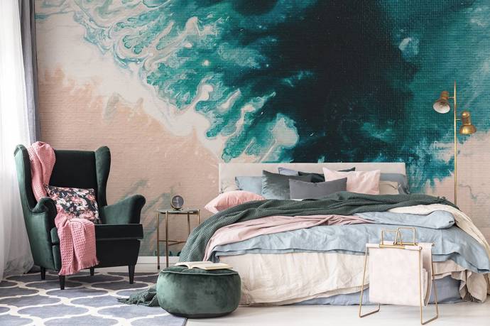 Vinylová fototapeta promění ložnici v malou uměleckou galerii. 
