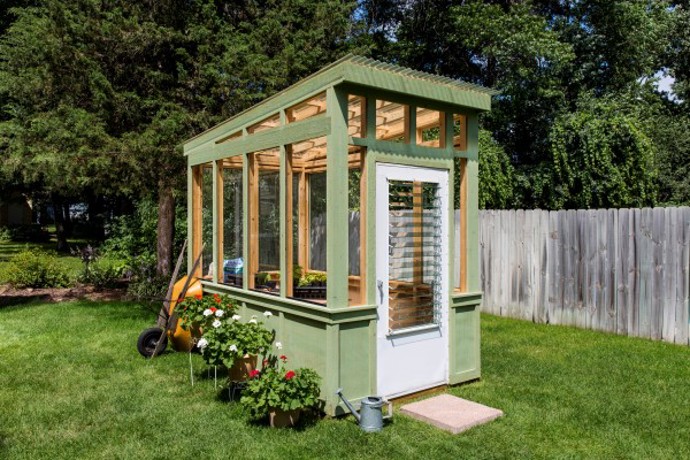 A nebo se rovnou pusťte do stavby mini skleníku! Tenhle zabere jen 1 x 1,5 m, ale vejde se toho do něj dost. Navíc je krásný a za jasného zimního dne se tady můžete slunit i vy!
