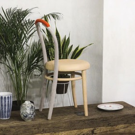 Do téhle židle se pustila známá designérka nábytku a světel Lucie Koldová.
Do téhle židle se pustila známá designérka nábytku a světel Lucie Koldová.