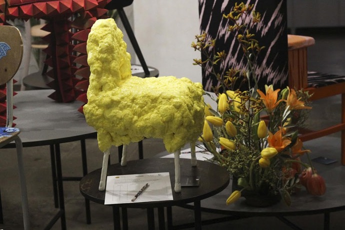 Designérské duo Anna & Jerry Kozovi si vybralo podnož od dětské školkové židličky, z níž za použití různě pružných polyuretanových pěn a speciálních pigmentů vznikl originální výtvarně pojatý objekt. „Nápadně připomíná animovanou postavičku Spongebob,“ usmívají se autoři. 
