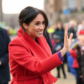 Bar Jewellery

Při letošní lednové návštěvě Birkenheadu Meghan svůj barevný outfit doplnila zlatým náramkem Wide Ripple Bracelet od britské značky Bar Jewellery. Ta k výrobě šperků používá recyklované kovy. Značku založila Sophie Mckay, která v minulosti pracovala pro luxusní značky včetně Toma Forda nebo Versace. Bar Jewellery se soustředí na etické a udržitelné postupy a všechny kolekce se ručně vyrábí přímo v Londýně.
