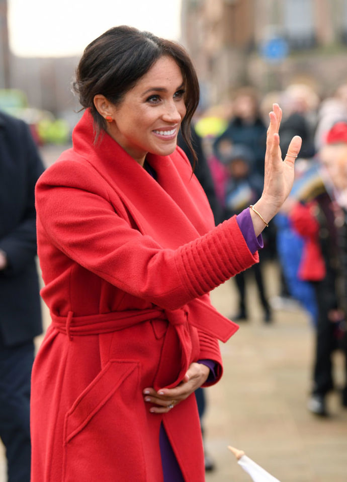 Bar Jewellery

Při letošní lednové návštěvě Birkenheadu Meghan svůj barevný outfit doplnila zlatým náramkem Wide Ripple Bracelet od britské značky Bar Jewellery. Ta k výrobě šperků používá recyklované kovy. Značku založila Sophie Mckay, která v minulosti pracovala pro luxusní značky včetně Toma Forda nebo Versace. Bar Jewellery se soustředí na etické a udržitelné postupy a všechny kolekce se ručně vyrábí přímo v Londýně.
