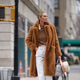 Jaro si ale možná dá ještě chvíli na čas, takže kožich ještě nějakou dobu neuklízejte. Candice Swanepoel vkusně zkombinovala hnědé kousky s bílými kalhotami.
