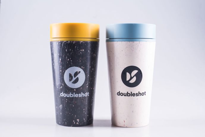 Hlavní předností praktického hrnku o objemu 340 ml od anglické značky rCup je inovativní způsob otevírání jednou rukou, materiál z recyklovaných kelímků a perfektně těsnící víčko, 350 Kč, Doubleshot.cz
