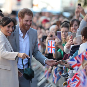 Gabriela Hearst

Vévodkyně Meghan je jednou z největších fanynek této návrhářky. Kromě této smaragdové saténové kabelky Demi, kterou si Meghan vzala při návštěve Sussexu loni v říjnu, se na veřejnosti objevila také s koženým modelem Nina. Gabriela Hearst svou značku založila v roce 2015 a od té doby se řídí heslem "luxus s čistým svědomím". Kůže zpracovává jen tolik, kolik jí opravdu potřebuje, používá nejrůznější udržitelné materiály a při výrobě se snaží omezit co nejvíce odpadu a plastů
