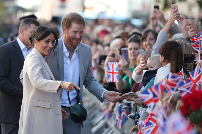 Gabriela Hearst

Vévodkyně Meghan je jednou z největších fanynek této návrhářky. Kromě této smaragdové saténové kabelky Demi, kterou si Meghan vzala při návštěve Sussexu loni v říjnu, se na veřejnosti objevila také s koženým modelem Nina. Gabriela Hearst svou značku založila v roce 2015 a od té doby se řídí heslem "luxus s čistým svědomím". Kůže zpracovává jen tolik, kolik jí opravdu potřebuje, používá nejrůznější udržitelné materiály a při výrobě se snaží omezit co nejvíce odpadu a plastů
