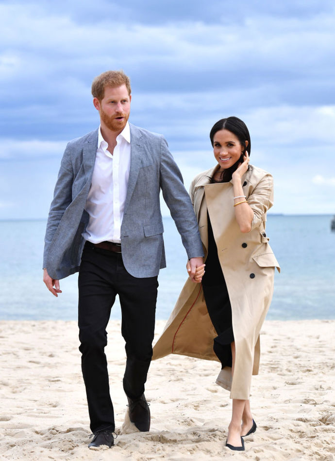 Rothy's

Meghan jsme mohli vidět výjimečně bez podpatků na pláži v australském Melbourne v říjnu 2018. Vévodkyně si na procházku obula boty od eco-friendly značky Rothy's. Horní část bot modelu Point je celá vyrobená z recyklovaných plastových lahví a vnitřní část je z pěny použité ze starších bot.
