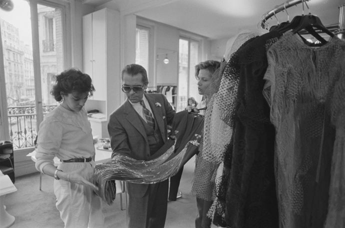 Karl Lagerfeld v Chloé
Tento týden v úterý zesnulý Karl Lagerfeld rovněž působil u Chloé, a to dokonce dvakrát. Ještě před tím, než se proslavil v módních domech Chanel a Fendi, vedl Chloé v roce 1974 a 1992. S Chloé však spolupracoval už od roku 1964 a právě za deset let jeho působení se tato značka zapsala do historie jako bohémská s výraznými potisky na splývavých šatech, které byly sebevědomé, zábavné a osvobozující. Pod jeho kreativním dohledem se Chloé dostalo mezinárodního úspěchu, což z Lagerfelda udělalo jméno, které začali všichni brát vážně.
Jeho modely pravidelně nosily Jacqueline Kennedy Onassis nebo Brigitte Bardot. Deset let poté, co se stal kreativním ředitelem značky Chanel, se do Chloé opět vrátil, tentokrát jeho tamní působení už nebylo tak úspěšné. V roce 1997 Chloé převzala tehdy pouze pětadvacetiletá Stella McCartney.
Karl Lagerfeld v Chloé
Tento týden v úterý zesnulý Karl Lagerfeld rovněž působil u Chloé, a to dokonce dvakrát. Ještě před tím, než se proslavil v módních domech Chanel a Fendi, vedl Chloé v roce 1974 a 1992. S Chloé však spolupracoval už od roku 1964 a právě za deset let jeho působení se tato značka zapsala do historie jako bohémská s výraznými potisky na splývavých šatech, které byly sebevědomé, zábavné a osvobozující. Pod jeho kreativním dohledem se Chloé dostalo mezinárodního úspěchu, což z Lagerfelda udělalo jméno, které začali všichni brát vážně.
Jeho modely pravidelně nosily Jacqueline Kennedy Onassis nebo Brigitte Bardot. Deset let poté, co se stal kreativním ředitelem značky Chanel, se do Chloé opět vrátil, tentokrát jeho tamní působení už nebylo tak úspěšné. V roce 1997 Chloé převzala tehdy pouze pětadvacetiletá Stella McCartney.