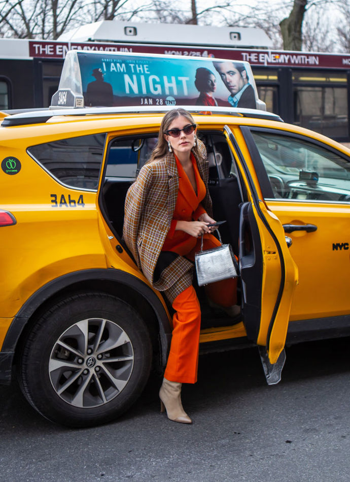 Oranžový kalhotový kostým můžete nosit i když zrovna nebudete mít v plánu kontrastovat s newyorskými taxíky.
