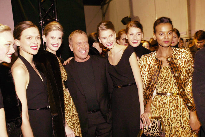 Michael Kors v Céline
Před tím, než do Céline v roce 2018 přišel Hedi Slimane, bylo téměř nepředstavitelné, aby v čele této luxusní francouzské značky stál někdo jiný než Phoebe Philo. Ale v letech 1997 až 2004 to byl právě Michael Kors. Amerického návrháře oslovil koncern LVMH, do něhož Céline patří, aby oživil značku, kterou po dobu více než padesáti let vedl její zakladatel Céline Vipiana.
Michael Kors u Céline působil nejprve jako návrhář dámské módy a později jako kreativní ředitel. Pod jeho vedením se do Céline dostalo mnohem více americké estetiky: neformální luxusí kousky, velbloudí barva, kašmír a mnoho looků a la “hurá na pláž”. Múzou mu byla Carolyn Bessette-Kennedy. Když Kors z Céline odešel, aby se mohl soustředit na svoji vlastní značku, trvalo čtyři roky a pár ne tak docela správných kreativních ředitelů, než přišla Phoebe Philo (tou dobou měla moc práce s budováním svého jména jako nástupce Stelly McCartney v Chloé). Nicméně na éru Michaela Korse u Céline se příliš neupozorňuje.
Michael Kors v Céline
Před tím, než do Céline v roce 2018 přišel Hedi Slimane, bylo téměř nepředstavitelné, aby v čele této luxusní francouzské značky stál někdo jiný než Phoebe Philo. Ale v letech 1997 až 2004 to byl právě Michael Kors. Amerického návrháře oslovil koncern LVMH, do něhož Céline patří, aby oživil značku, kterou po dobu více než padesáti let vedl její zakladatel Céline Vipiana.
Michael Kors u Céline působil nejprve jako návrhář dámské módy a později jako kreativní ředitel. Pod jeho vedením se do Céline dostalo mnohem více americké estetiky: neformální luxusí kousky, velbloudí barva, kašmír a mnoho looků a la “hurá na pláž”. Múzou mu byla Carolyn Bessette-Kennedy. Když Kors z Céline odešel, aby se mohl soustředit na svoji vlastní značku, trvalo čtyři roky a pár ne tak docela správných kreativních ředitelů, než přišla Phoebe Philo (tou dobou měla moc práce s budováním svého jména jako nástupce Stelly McCartney v Chloé). Nicméně na éru Michaela Korse u Céline se příliš neupozorňuje.