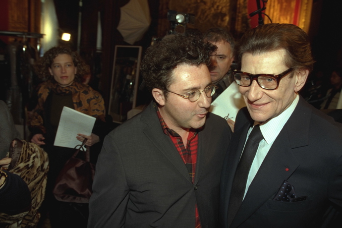Alber Elbaz v Yves Saint Laurent
Když se řekne Alber Elbaz, automaticky si ho vybavíme jako okouzlujícího a důvtipného kreativního ředitele značky Lanvin. Ale první významné kroky v módním průmyslu udělal tento návrhář původem z Maroka právě u Yvese Saint Laurenta, kde vedl řadu Rive Gauche v roce 1999. Alber Elbaz přišel k YSL od Guy Laroche, což byla jeho další často opomínaná role kreativního ředitele, kterou zastával pouhý rok. Alber vystřídal samotného Yvese Saint Laurenta a očekávalo se, že zmodernizuje tradiční modely YSL včetně obleku Le Smoking. Ale jít ve šlépějích slavného návrháře je vždy náročné, a tak se Alberovi dostalo několik nechvalných recenzí.
Samozřejmě, že Catherine Deneuve, celoživotní múza a podpora YSL stále seděla na přehlídkách v prvních řadách. Zanedlouho už to byl ale Tom Ford a ne Alber Elbaz, komu tleskala na konci přehlídek. Bývalý magnát od Gucciho vedl YSL od roku 2000 do roku 2004 a zanechal po sobě takový dojem, který lehce zastínil vše, co před ním Alber Elbaz vytvořil.
Alber Elbaz v Yves Saint Laurent
Když se řekne Alber Elbaz, automaticky si ho vybavíme jako okouzlujícího a důvtipného kreativního ředitele značky Lanvin. Ale první významné kroky v módním průmyslu udělal tento návrhář původem z Maroka právě u Yvese Saint Laurenta, kde vedl řadu Rive Gauche v roce 1999. Alber Elbaz přišel k YSL od Guy Laroche, což byla jeho další často opomínaná role kreativního ředitele, kterou zastával pouhý rok. Alber vystřídal samotného Yvese Saint Laurenta a očekávalo se, že zmodernizuje tradiční modely YSL včetně obleku Le Smoking. Ale jít ve šlépějích slavného návrháře je vždy náročné, a tak se Alberovi dostalo několik nechvalných recenzí.
Samozřejmě, že Catherine Deneuve, celoživotní múza a podpora YSL stále seděla na přehlídkách v prvních řadách. Zanedlouho už to byl ale Tom Ford a ne Alber Elbaz, komu tleskala na konci přehlídek. Bývalý magnát od Gucciho vedl YSL od roku 2000 do roku 2004 a zanechal po sobě takový dojem, který lehce zastínil vše, co před ním Alber Elbaz vytvořil.