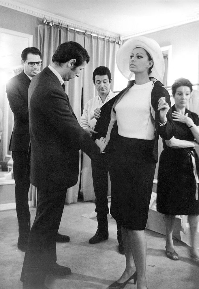 Marc Bohan u Diora
Návrhář, který u Diora pracoval nejdéle ze všech, dokonce déle, než samotný Christian Dior, nastoupil do vedení této francouzské módní značky po odchodu Yvese Saint Laurenta. U londýnské pobočky módního domu však začínal už v roce 1958 a kreativním ředitelem se stal o tři roky později. Tato pozice mu vydržela po celé tři dekády. Marc Bohan byl známý vytříbenými střihy, prodlouženými siluetami a smyslem pro eleganci. I proto ho měly rády Elizabeth Taylor, Sophia Loren nebo Grace Kelly.
Právě pod jeho vedením vznikla v šedesátých letech kolekce Miss Dior, z níž současná kreativní ředitelka Maria Grazia Chiuri brala inspiraci pro svou kolekci podzim/zima 2018. Hlavní myšlenkou Marca Bohana bylo představit modely pro mladší generaci, které se dají nosit jednoduše. Chtěl ukázat dynamické oblečení s hravým smyslem pro humor a toužil po vytváření sofistikovaných kousků s naprostou lehkostí. Mezi jeho další významné kolekce patří například ta z roku 1966, kde se objevily i kožešinové kabáty inspirované filmem Doktor Živago.
Marc Bohan u Diora
Návrhář, který u Diora pracoval nejdéle ze všech, dokonce déle, než samotný Christian Dior, nastoupil do vedení této francouzské módní značky po odchodu Yvese Saint Laurenta. U londýnské pobočky módního domu však začínal už v roce 1958 a kreativním ředitelem se stal o tři roky později. Tato pozice mu vydržela po celé tři dekády. Marc Bohan byl známý vytříbenými střihy, prodlouženými siluetami a smyslem pro eleganci. I proto ho měly rády Elizabeth Taylor, Sophia Loren nebo Grace Kelly.
Právě pod jeho vedením vznikla v šedesátých letech kolekce Miss Dior, z níž současná kreativní ředitelka Maria Grazia Chiuri brala inspiraci pro svou kolekci podzim/zima 2018. Hlavní myšlenkou Marca Bohana bylo představit modely pro mladší generaci, které se dají nosit jednoduše. Chtěl ukázat dynamické oblečení s hravým smyslem pro humor a toužil po vytváření sofistikovaných kousků s naprostou lehkostí. Mezi jeho další významné kolekce patří například ta z roku 1966, kde se objevily i kožešinové kabáty inspirované filmem Doktor Živago.