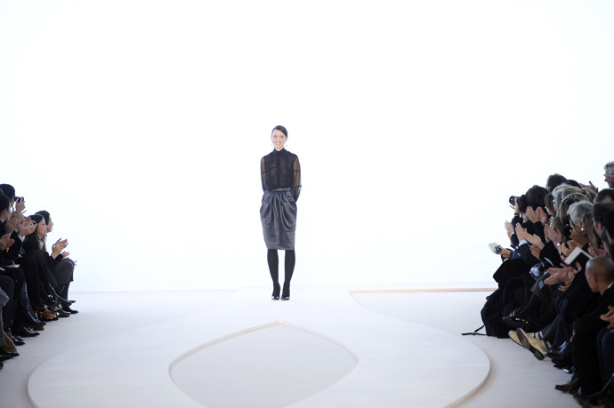 Alessandra Facchinetti u Gucciho a Valentina
Půl roku před tím než Valentino představil svou poslední couture kolekci před tím, než odešel do důchodu, módní dům oznámil, že se jeho následnicí ve vedení stane do té doby víceméně neznámá návrhářka Alessandra Facchinetti. U Valentina ovšem zůstala pouhý rok, od 2007 do 2008. Její estetické cítění se zatoulalo až moc daleko od toho, které zákazníci Valentina milovali. A když se rozhodla pro čisté a upjaté střihy, bylo jasné, že počáteční obavy z jejího vedení měly své opodstatnění.
Nicméně to nebylo poprvé, co Alessandra něco podobného zažila. Začátkem devadesátých let pracovala po boku Toma Forda u Gucciho. Když její kolega v roce 2004 módní dům opustil, převzala vedení právě Alessandra. Ale po pouhých dvou sezónách, několika nechvalných recenzích a neshodách s managementem Gucciho opustila.
V obou těchto případech ji vystřídal hlavní návrhář doplňků - u Valentina současný kreativní ředitelka Diora Maria Grazia Chiuri a Pierpaolo Piccioli a u Gucciho Frida Giannini. Někteří módní insideři však Alessandru stále považují za přehlížený talent.
Alessandra Facchinetti u Gucciho a Valentina
Půl roku před tím než Valentino představil svou poslední couture kolekci před tím, než odešel do důchodu, módní dům oznámil, že se jeho následnicí ve vedení stane do té doby víceméně neznámá návrhářka Alessandra Facchinetti. U Valentina ovšem zůstala pouhý rok, od 2007 do 2008. Její estetické cítění se zatoulalo až moc daleko od toho, které zákazníci Valentina milovali. A když se rozhodla pro čisté a upjaté střihy, bylo jasné, že počáteční obavy z jejího vedení měly své opodstatnění.
Nicméně to nebylo poprvé, co Alessandra něco podobného zažila. Začátkem devadesátých let pracovala po boku Toma Forda u Gucciho. Když její kolega v roce 2004 módní dům opustil, převzala vedení právě Alessandra. Ale po pouhých dvou sezónách, několika nechvalných recenzích a neshodách s managementem Gucciho opustila.
V obou těchto případech ji vystřídal hlavní návrhář doplňků - u Valentina současný kreativní ředitelka Diora Maria Grazia Chiuri a Pierpaolo Piccioli a u Gucciho Frida Giannini. Někteří módní insideři však Alessandru stále považují za přehlížený talent.