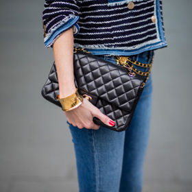 1. Prošívaná kabelka Chanel
