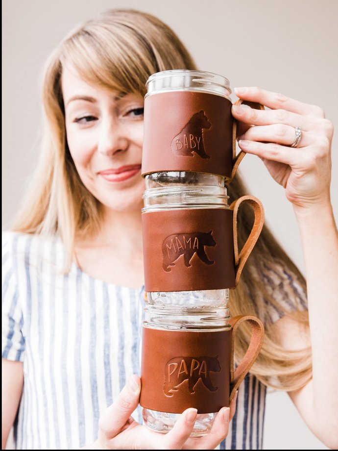 Sklenice s koženým obalem, ouškem a libovolným motivem, vyraženým do kůže, ručně vyrábí značka Portland Leather a seženete je za 743 Kč na Etsy. Doručují i do České republiky! Etsy.com

