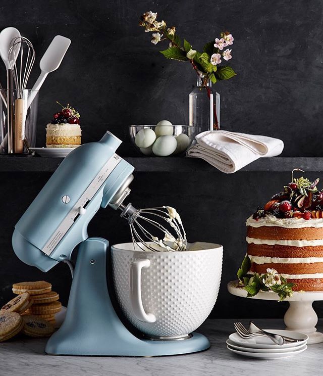 Mlhavě modrá je inspirována jednou z prvních barev kuchyňských robotů KitchenAid.
