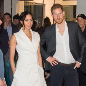 Maggie Marilyn

Už při své první cestě coby členka královské rodiny chtěla vévodkyně Meghan podpořit lokální módu zemí, do nichž cestovala. Na recepci ve Wellingtonu na Novém Zélandu si proto Meghan oblékla bílé šaty ve stylu obleku od tamní návrhářky Maggie Marilyn. Značku Maggie Hewitt založila v roce 2016. Veškeré oblečení vyrábí v továrnách na Novém Zélandu, zaměstnancům platí životní minimum a používá látky šetrné k životnímu prostředí. 
