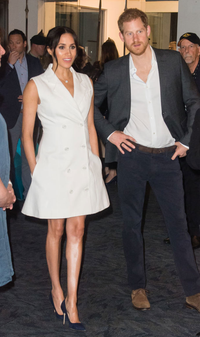 Maggie Marilyn

Už při své první cestě coby členka královské rodiny chtěla vévodkyně Meghan podpořit lokální módu zemí, do nichž cestovala. Na recepci ve Wellingtonu na Novém Zélandu si proto Meghan oblékla bílé šaty ve stylu obleku od tamní návrhářky Maggie Marilyn. Značku Maggie Hewitt založila v roce 2016. Veškeré oblečení vyrábí v továrnách na Novém Zélandu, zaměstnancům platí životní minimum a používá látky šetrné k životnímu prostředí. 
