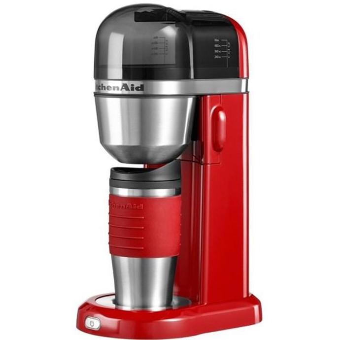 Ideální je, když se hrnek rovnou hodí pod kávovar a nemusíte nic přelévat. Překapávač Kitchenaid má k sobě i svůj pasující termohrnek. Set hrnku a kávovaru za 3390 Kč, Datart.cz
