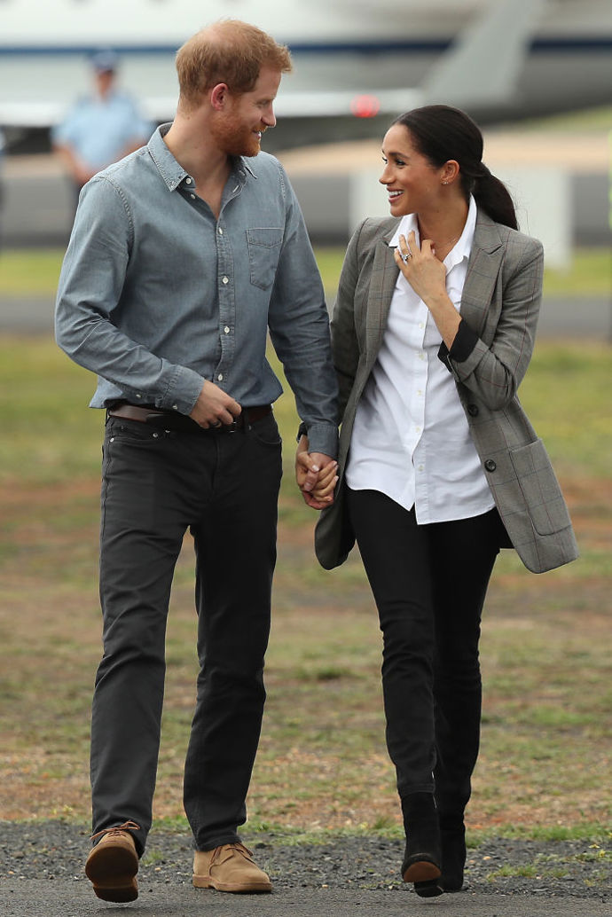 Outland Denim

Takzvaný "Meghan effect" poprvé nastal v plné síle vloni, kdy vévodkyně ze Sussexu během své první zámořské královské cesty oblékla džíny Hariett s vysokým pasem od Outland Denim ne jednou, ale hned pětkrát. Tato australská značka používá materiály z etických zdrojů a v Kambodži zaměstnává ženy, které by se jinak ocitly v chudobě. Poté, co Meghan tyto džíny oblékla, se prodeje zvedly o 640 procent a Outland Denim tak mohl přijmout 46 nových švadlen.
