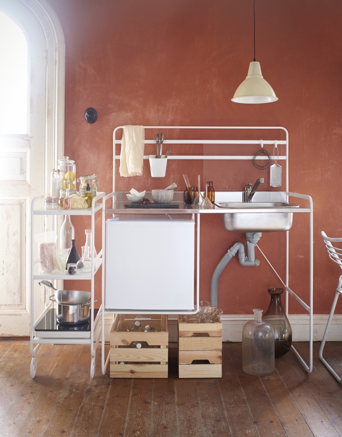 Ikea vyrábí minimalistickou solitérní kuchyni vhodnou pro ty, kteří se často stěhují. Kovovou kostru snadno složíte i rozložíte a podle potřeby na ni zavěsíte háčky, poličky a další komponenty.
Ikea vyrábí minimalistickou solitérní kuchyni vhodnou pro ty, kteří se často stěhují. Kovovou kostru snadno složíte i rozložíte a podle potřeby na ni zavěsíte háčky, poličky a další komponenty.