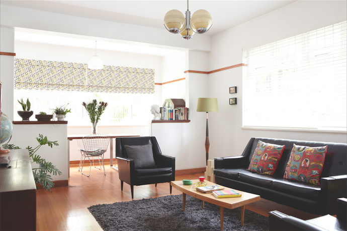 Retro nábytek odkazuje hlavně k 50. a 70. létům, jejichž kouzlo je v obyčejnosti věcí, určených k dennímu používání, a také k výrazným odstínům sytě žluté, tyrkysové, červené a vanilkové. Obývák s jídelnou dříve oddělovala zeď. Justin se ji rozhodl odstranit, a tím vznikla jedna velká, světlem prozářená místnost. Kontrast k bílé výmalbě tvoří černá kožená sedačka, křesla i koberec. 
