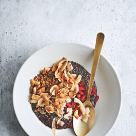 Acai Bowl

1 porce, Příprava: 30 minut

Ingredience:


	1 lžička kokosového oleje
	2 lžíce neslazených kokosových lupínků
	100 g mraženého açai
	1 banán
	2 lžíce rýžového mléka
	1 vypeckovaná datle odrůdy Medjool
	1 lžíce mandlového másla
	1 lžíce chia semínek
	2 lžíce bezlepkové granoly, domácí
	nebo kupované
	2 lžíce sušené kustovnice
	ingredience na dozdobení dle vaší chuti


V restovací pánvi rozehřejte na mírném plameni kokosový olej, přidejte kokosové lupínky a opražte (2–3 minuty), až lehce zhnědnou. Přendejte na talíř. Balení mraženého açai rozlámejte na větší kousky a vložte do vysokorychlostního mixéru. Přidejte banán, rýžové mléko, datli a mandlové máslo. Vše rozmixujte dohladka. Směs nalijte do misky a posypte chia semínky, granolou, kustovnicí, opraženými kokosovými lupínky, případně čímkoli dalším, co máte rádi.
