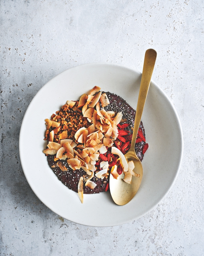 Acai Bowl
1 porce, Příprava: 30 minut
Ingredience:
1 lžička kokosového oleje
2 lžíce neslazených kokosových lupínků
100 g mraženého açai
1 banán
2 lžíce rýžového mléka
1 vypeckovaná datle odrůdy Medjool
1 lžíce mandlového másla
1 lžíce chia semínek
2 lžíce bezlepkové granoly, domácí
nebo kupované
2 lžíce sušené kustovnice
ingredience na dozdobení dle vaší chuti
V restovací pánvi rozehřejte na mírném plameni kokosový olej, přidejte kokosové lupínky a opražte (2–3 minuty), až lehce zhnědnou. Přendejte na talíř. Balení mraženého açai rozlámejte na větší kousky a vložte do vysokorychlostního mixéru. Přidejte banán, rýžové mléko, datli a mandlové máslo. Vše rozmixujte dohladka. Směs nalijte do misky a posypte chia semínky, granolou, kustovnicí, opraženými kokosovými lupínky, případně čímkoli dalším, co máte rádi.
Acai Bowl
1 porce, Příprava: 30 minut
Ingredience:
1 lžička kokosového oleje
2 lžíce neslazených kokosových lupínků
100 g mraženého açai
1 banán
2 lžíce rýžového mléka
1 vypeckovaná datle odrůdy Medjool
1 lžíce mandlového másla
1 lžíce chia semínek
2 lžíce bezlepkové granoly, domácí
nebo kupované
2 lžíce sušené kustovnice
ingredience na dozdobení dle vaší chuti
V restovací pánvi rozehřejte na mírném plameni kokosový olej, přidejte kokosové lupínky a opražte (2–3 minuty), až lehce zhnědnou. Přendejte na talíř. Balení mraženého açai rozlámejte na větší kousky a vložte do vysokorychlostního mixéru. Přidejte banán, rýžové mléko, datli a mandlové máslo. Vše rozmixujte dohladka. Směs nalijte do misky a posypte chia semínky, granolou, kustovnicí, opraženými kokosovými lupínky, případně čímkoli dalším, co máte rádi.
