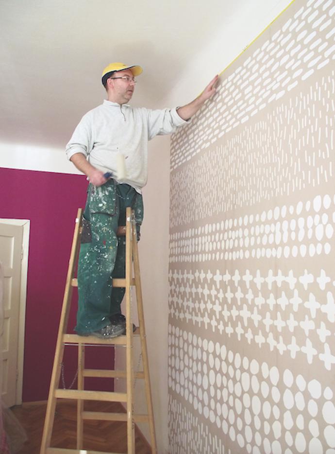 Na lepení tapety bylo třeba pozvat prefesionála.
Na lepení tapety bylo třeba pozvat prefesionála.
