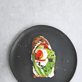 Asijský avokádový toast

1 porce, Příprava: 30 minut

Ingredience:


	1 krajíček vašeho oblíbeného chleba
	1 lžíce veganézy (veganská majonéza, seženete například na veganline.cz)
	1⁄4 lžičky pálivé chilli omáčky sriracha
	1⁄4 lžičky sezamového oleje
	1⁄4 až 1⁄2 avokáda (podle velikosti),
	nakrájeného na plátky
	hrubá sůl, čerstvě mletý černý pepř
	1 vejce vařené 7 minut a překrojené na půl
	koření furikake


Chleba opečte v topinkovači. V misce smíchejte veganézu, chilli omáčku a sezamový olej. Když je toust opečený, pomažte jej touto směsí, ozdobte plátky avokáda, osolte a opepřete. Nahoru položte vajíčko a posypte kořením furikake. 
