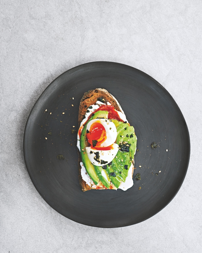 Asijský avokádový toast
1 porce, Příprava: 30 minut
Ingredience:
1 krajíček vašeho oblíbeného chleba
1 lžíce veganézy (veganská majonéza, seženete například na veganline.cz)
1⁄4 lžičky pálivé chilli omáčky sriracha
1⁄4 lžičky sezamového oleje
1⁄4 až 1⁄2 avokáda (podle velikosti),
nakrájeného na plátky
hrubá sůl, čerstvě mletý černý pepř
1 vejce vařené 7 minut a překrojené na půl
koření furikake
Chleba opečte v topinkovači. V misce smíchejte veganézu, chilli omáčku a sezamový olej. Když je toust opečený, pomažte jej touto směsí, ozdobte plátky avokáda, osolte a opepřete. Nahoru položte vajíčko a posypte kořením furikake.
Asijský avokádový toast
1 porce, Příprava: 30 minut
Ingredience:
1 krajíček vašeho oblíbeného chleba
1 lžíce veganézy (veganská majonéza, seženete například na veganline.cz)
1⁄4 lžičky pálivé chilli omáčky sriracha
1⁄4 lžičky sezamového oleje
1⁄4 až 1⁄2 avokáda (podle velikosti),
nakrájeného na plátky
hrubá sůl, čerstvě mletý černý pepř
1 vejce vařené 7 minut a překrojené na půl
koření furikake
Chleba opečte v topinkovači. V misce smíchejte veganézu, chilli omáčku a sezamový olej. Když je toust opečený, pomažte jej touto směsí, ozdobte plátky avokáda, osolte a opepřete. Nahoru položte vajíčko a posypte kořením furikake.