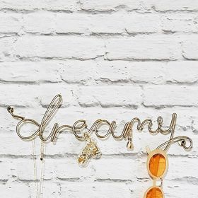 Na tenhle nápis si můžete klidně pověsit řetízek, prstýnek i sluneční brýle! Koupíte na Urbanoutfitters.com (doručují i do ČR) za 16 €
