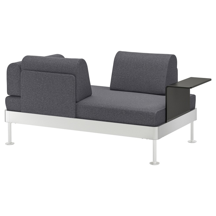 Nemáte dost místa na extra odkládací stolek? Kupte si pohovku, která už ho má vestavěný! Hned v několika provedeních je najdete v Ikea, například dvoumístná pohovka Delaktig za 15 490 Kč.
