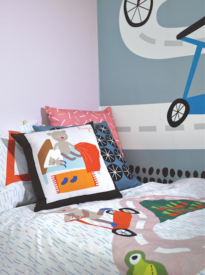 Dětský pokoj se po zásahu designérky Janky stal místem plným dobrodružství, hraček, schovávaček a měkkých polštářků.
Dětský pokoj se po zásahu designérky Janky stal místem plným dobrodružství, hraček, schovávaček a měkkých polštářků.