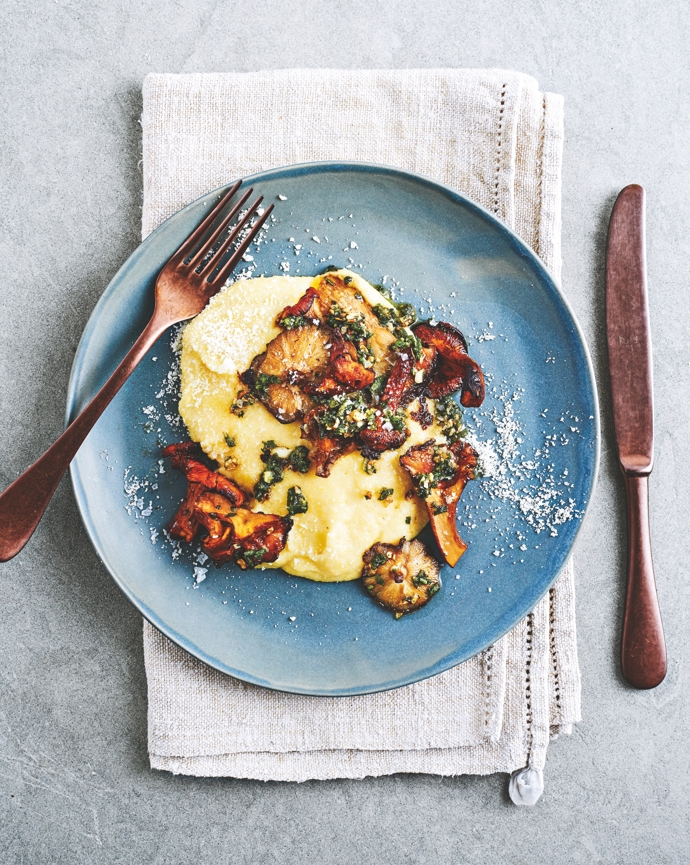 MĚKKÁ POLENTA S RESTOVANÝMI HOUBAMI
4 porce, Příprava: do 30 minut
Ingredience:
1 lžička soli a hrubá mořská sůl
1 hrnek instantní polenty
1⁄3 hrnku nastrouhaného parmazánu
2 lžíce másla
2 lžíce olivového oleje
6 šálků nakrájených hub (žampiony,
šiitake, hlíva, lišky, smrž)
2 lžíce nasekaných čerstvých lístků
šalvěje
2 malé drcené stroužky česneku
2 lžičky lanýžového oleje
čerstvě mletý černý pepř
strouhaný parmazán
Ve středně velkém hrnci přiveďte k varu 3 hrnky osolené vody. Než se voda na polentu začne vařit, připravte si houby. Ve velké pánvi na středním plameni rozehřejte olivový olej a máslo. Když se máslo rozpustí, přidejte houby a za občasného míchání 3 minuty restujte, dokud nepustí šťávu a nezačnou hnědnout. Přidejte k nim šalvěj a česnek a opékejte další 2 minuty. Dochuťte lanýžovým olejem, solí a pepřem.
Polentu nasypte do vařící vody a připravte podle návodu na obalu. Do hotové polenty přidejte parmazán a máslo, nahoru navrstvěte houby, osolte a dozdobte parmazánem.
MĚKKÁ POLENTA S RESTOVANÝMI HOUBAMI
4 porce, Příprava: do 30 minut
Ingredience:
1 lžička soli a hrubá mořská sůl
1 hrnek instantní polenty
1⁄3 hrnku nastrouhaného parmazánu
2 lžíce másla
2 lžíce olivového oleje
6 šálků nakrájených hub (žampiony,
šiitake, hlíva, lišky, smrž)
2 lžíce nasekaných čerstvých lístků
šalvěje
2 malé drcené stroužky česneku
2 lžičky lanýžového oleje
čerstvě mletý černý pepř
strouhaný parmazán
Ve středně velkém hrnci přiveďte k varu 3 hrnky osolené vody. Než se voda na polentu začne vařit, připravte si houby. Ve velké pánvi na středním plameni rozehřejte olivový olej a máslo. Když se máslo rozpustí, přidejte houby a za občasného míchání 3 minuty restujte, dokud nepustí šťávu a nezačnou hnědnout. Přidejte k nim šalvěj a česnek a opékejte další 2 minuty. Dochuťte lanýžovým olejem, solí a pepřem.
Polentu nasypte do vařící vody a připravte podle návodu na obalu. Do hotové polenty přidejte parmazán a máslo, nahoru navrstvěte houby, osolte a dozdobte parmazánem.