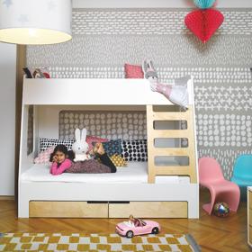 Téměř nezařízená místnost se stala výzvou pro designérku i pro firmu Devoto, která se zabývá výrobou originálního nábytku do dětských pokojů.
