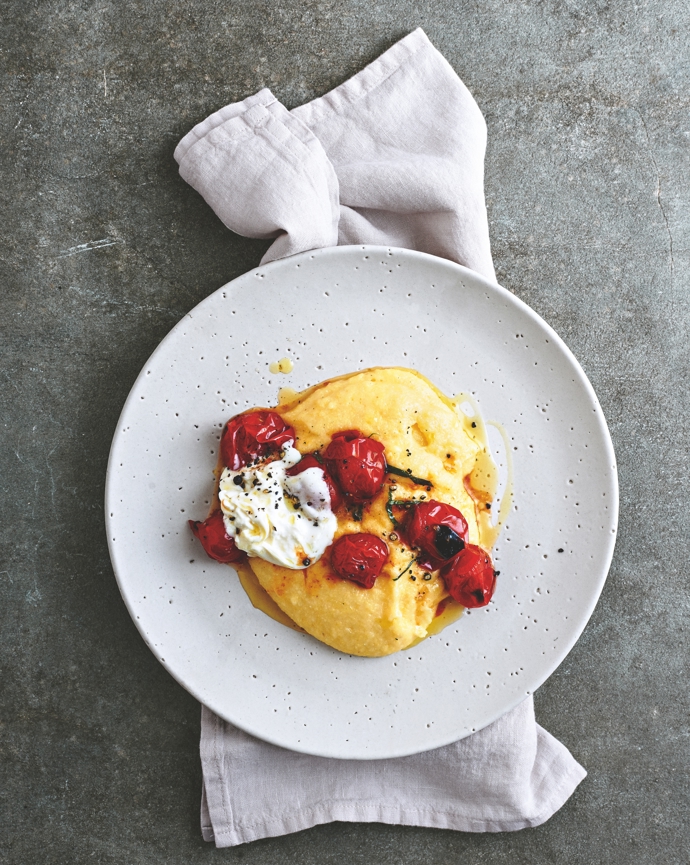 MĚKKÁ POLENTA S PEČENÝMI CHERRY RAJČÁTKY
4 PORCE, Příprava: 30 minut
Ingredience:
1 kg cherry rajčátek
1 lžíce olivového oleje
sůl, čerstvě mletý černý pepř
1 velký stroužek česneku, najemno
prolisovaný
6 najemno nasekaných velkých lístků
bazalky
1 lžička soli
1 hrnek instantní polenty
1⁄3 hrnku nastrouhaného parmazánu
2 lžíce másla
250 g sýra burrata nebo mozzarella
Troubu předehřejte na 230 °C. Cherry rajčátka rozprostřete na velký plech. Postříkejte olivovým olejem, osolte a opepřete. Pečte 10 minut, dokud slupka nezačne praskat. Vyndejte je z trouby, posypte bazalkou a dochuťte česnekem. Mezitím si uvařte polentu. Ve středně velkém hrnci dejte vařit 3 hrnky osolené vody. Nasypte do ní polentu a uvařte ji podle pokynů na obalu. Přidejte parmazán a máslo a přendejte na mísu. Navrch rozložte pečená rajčata a natrhanou burratu.
MĚKKÁ POLENTA S PEČENÝMI CHERRY RAJČÁTKY
4 PORCE, Příprava: 30 minut
Ingredience:
1 kg cherry rajčátek
1 lžíce olivového oleje
sůl, čerstvě mletý černý pepř
1 velký stroužek česneku, najemno
prolisovaný
6 najemno nasekaných velkých lístků
bazalky
1 lžička soli
1 hrnek instantní polenty
1⁄3 hrnku nastrouhaného parmazánu
2 lžíce másla
250 g sýra burrata nebo mozzarella
Troubu předehřejte na 230 °C. Cherry rajčátka rozprostřete na velký plech. Postříkejte olivovým olejem, osolte a opepřete. Pečte 10 minut, dokud slupka nezačne praskat. Vyndejte je z trouby, posypte bazalkou a dochuťte česnekem. Mezitím si uvařte polentu. Ve středně velkém hrnci dejte vařit 3 hrnky osolené vody. Nasypte do ní polentu a uvařte ji podle pokynů na obalu. Přidejte parmazán a máslo a přendejte na mísu. Navrch rozložte pečená rajčata a natrhanou burratu.