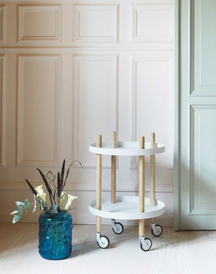 Odkládací stolek na kolečkách si snadno popovezete tam, kde ho právě potřebujete. Stolek Bloct Table Round, Normann Copenhagen, Designville.cz, 6390 Kč
