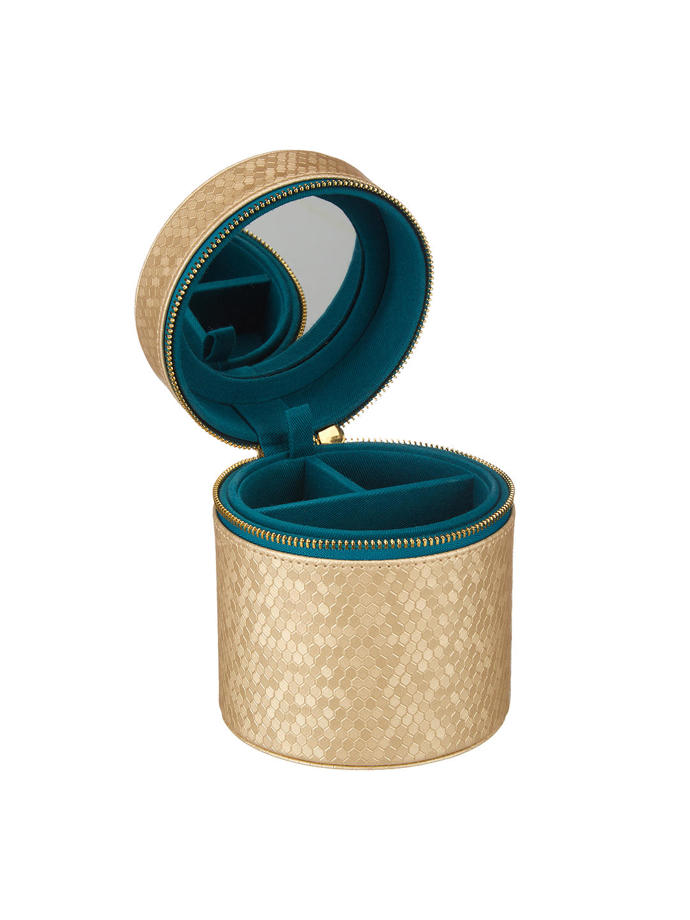 ...vršek s vyjímatelným kulatým organizérem slouží na šperky, sponky a další drobnosti. Koženka, rozměry 13 x 11 x 11 cm, prodává Johnlewis.com (doručují i do ČR) za 25 £.
