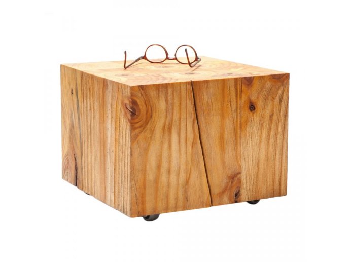 Pořádný kus masivního dřeva se hodí úplně všude. Nechte tenhle krásný přírodní materiál naplno zazářit! Stolek s kolečky, rozměry 35 x 35 x 35 cm, prodává Benlemi.cz, 3499 Kč
