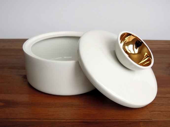 Ručně dělaná porcelánová dóza se zlatou úchytkou ukryje vaše nejcennější poklady. Rozměry: 12 x 6,5 cm x 5,5 cm. Koupíte na Artbe.cz za 1070 Kč.
