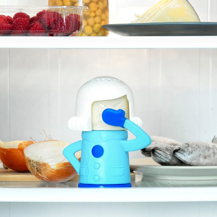Straší vám cibulový nebo jiný odér v lednici? Vyzrajte na něj s osvěžovačem InnovaGoods Smelly. Plní se jednlou sodou, která eliminuje zápach a osvěží vzduch natolik, že se nebudete lednici bát otevřít. Bonami.cz, 179 Kč

 
