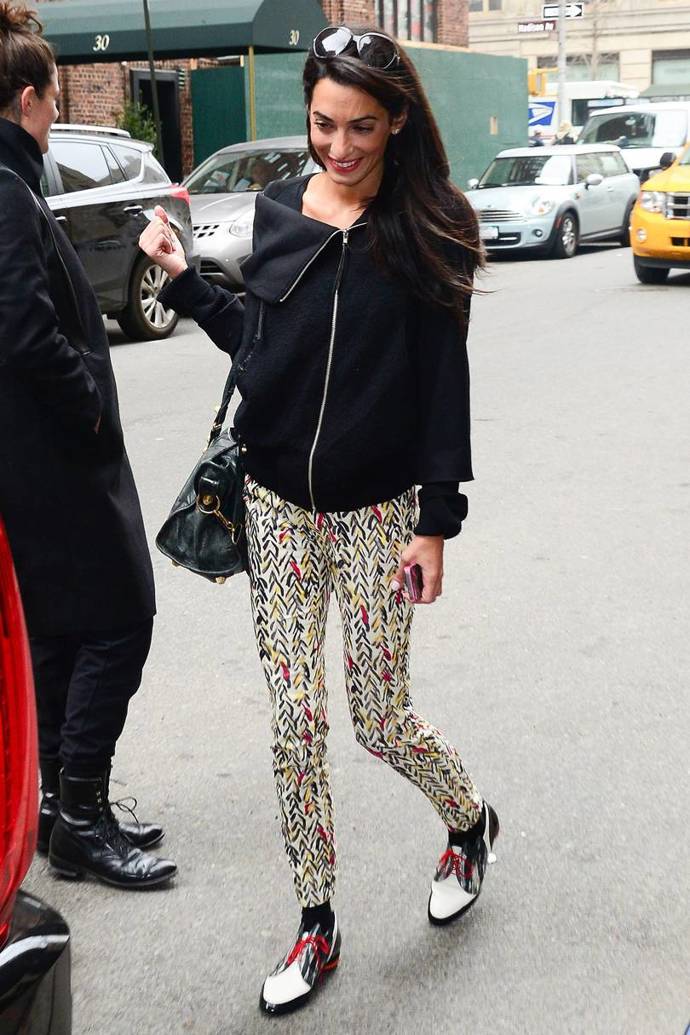Amal umí zazářit i v méně formálním oblečení, jako třeba v tomto outfitu "z ulice".
