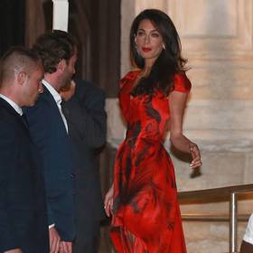 Na předsvatební večeři Amal zazářila v červené róbě Alexander McQueen.
