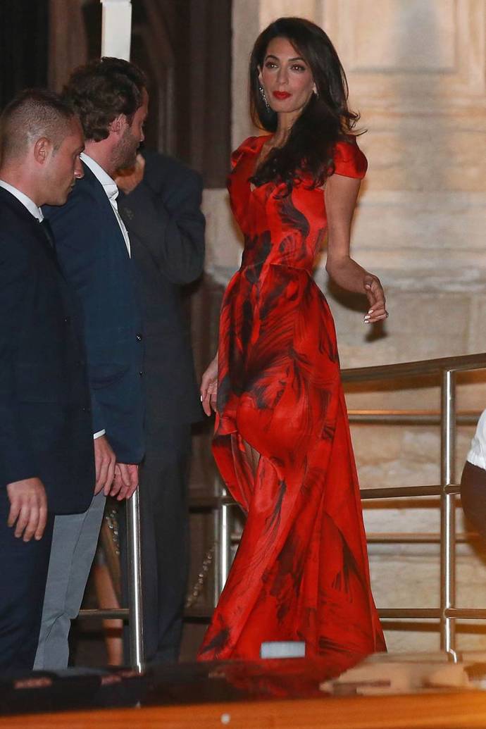 Na předsvatební večeři Amal zazářila v červené róbě Alexander McQueen.
