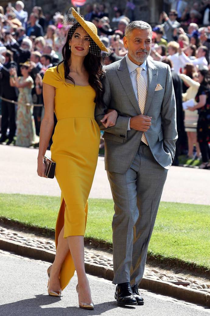 Podle nás byli Amal s Georgem nejlépe oblečenými hosty na svatbě Harryho a Meghan. Ve žlutém kompletu od Stelly McCartney Amal úplně zářila.
