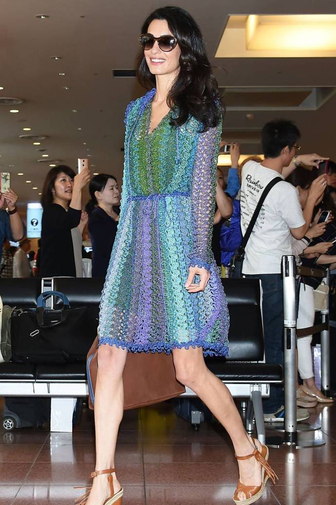 Taky bychom po několikahodinovém letu do Tokia chtěli vypadat tak stylově a svěže jako Amal Clooney!
