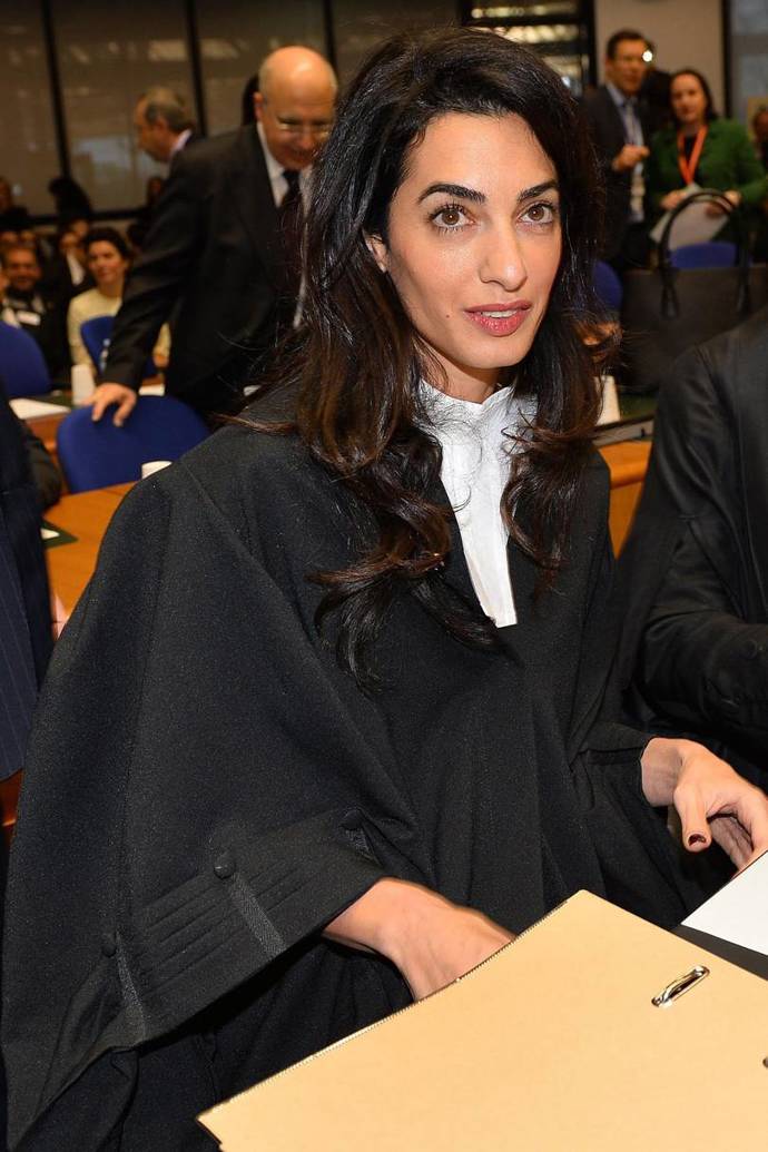Amal na každou příležitost umí zvolit naprosto výjimečný outfit, ale protože pracuje jako právnička, do soudní síně nemůže jít v ničem jiném než v tradičním úboru soudců. Na otázku jedné novinářky, jaktože nepřišla v šatech od Versaceho, když to od ní každý čeká, odpověděla: "Sem nosím jedině Ede & Ravenscroft." Mluvila samozřejmě o britské oděvní firmě, která vyrábí oblečení pro soudce a právníky už celá staletí.

